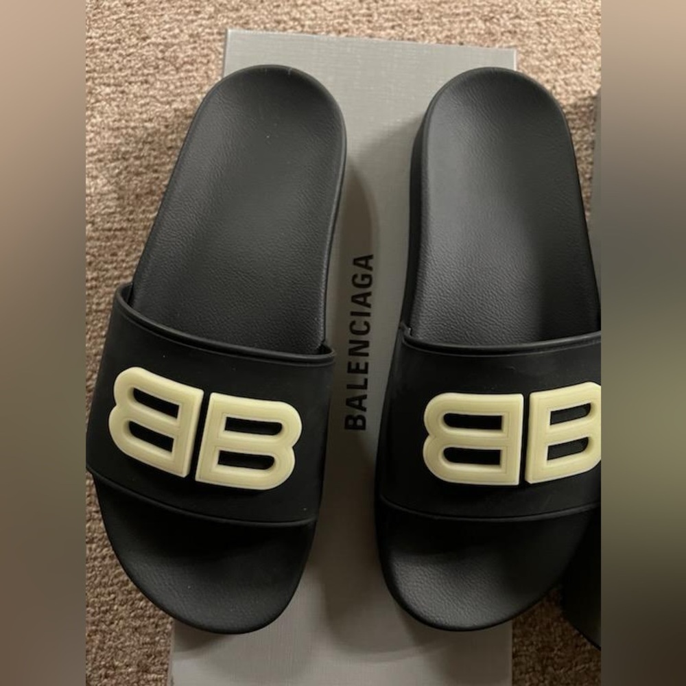 Balenciaga slides size 39